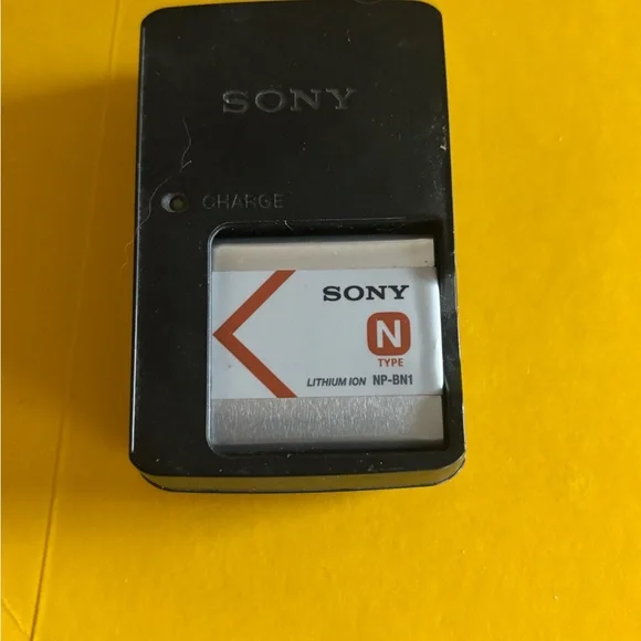 Sony rechargeable NP-BN1 Battery with wall charger - Picture 1 of 4